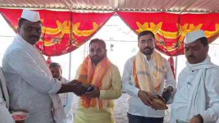सिंदखेड राजा: देऊळगाव कुंडपाळ येथे माजी आमदार डॉ संजय रायमुलकर यांनी दिली भेट