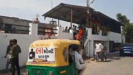 લીંબડી: લીંબડી મા ભોગાવો નદી કાંઠે આવેલા સુરાપુરા બારડ બાપુ ધામ ખાતે પ્રાગટ્ય દિવસ ની ઉજવણી અને ડાક ડમરૂ નો કાર્યકમ યોજાયો