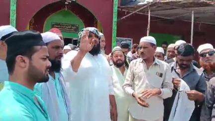 सारंगपुर: सारंगपुर काली मस्जिद के बाहर मुस्लिम समुदाय ने देश और सेना के साथ खड़े होने का ऐलान किया, सीमा पर जाने को भी तैयार