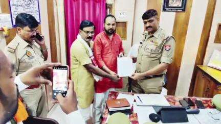 रसड़ा: नेहा सिंह राठौर के खिलाफ नगरा थाना में भाजपाइयों ने दी तहरीर