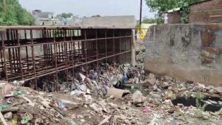 रतलाम: मावठे की थोड़ी सी बारिश से उकाला रोड वाला नाला हुआ जाम। पार्षद ने कहा अधिकारीयो को कई बार कराया अवगत। #jansamasya