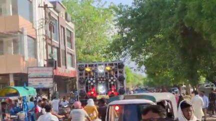 मऊरानीपुर: उपजिलाधिकारी मऊरानीपुर ने देशभक्ति के गानों को बजाकर हटवाया अतिक्रमण, मचा हड़कप