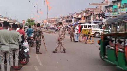 बगोदर: बगोदर थाने के सामने पुलिस ने वाहन जाँच अभियान चलाया