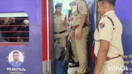 आगरा: भारत-पाकिस्तान तनाव को लेकर आगरा कैंट रेलवे स्टेशन पर सुरक्षा के किए गए खड़े इंतजाम, PRO ने दी जानकारी
#OprationSindoor