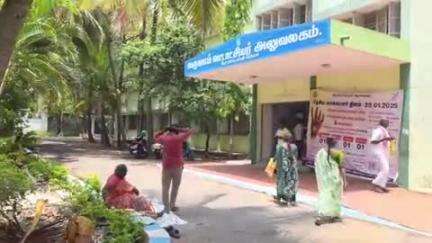 போச்சம்பள்ளி: வட்டாட்சியர் அலுவலகத்தின் முன்பு கணவன் மனைவி வாயில் கருப்பு துணி கட்டி தர்ணாவில் ஈடுபட்ட சம்பவம் பரபரப்பு ஏற்படுத்தி உள்ளது