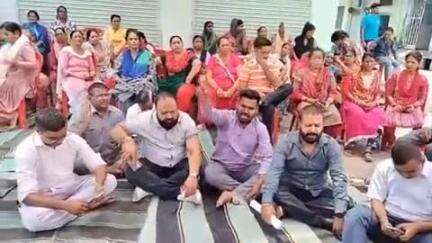 रुद्रपुर: रुद्रपुर की घास मंडी में सरकारी शराब की दुकान का विरोध करते हुए स्थानीय लोगों ने दूसरे दिन भी किया धरना प्रदर्शन