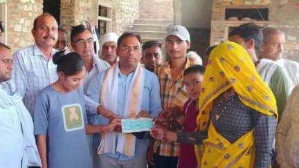 सपोटरा: झाडौदा गाँव में करंट की चपेट से मृतक के परिजनों को विधायक हंसराज मीणा ने संवेदना व्यक्त कर ₹5 लाख की आर्थिक सहायता दिलाई