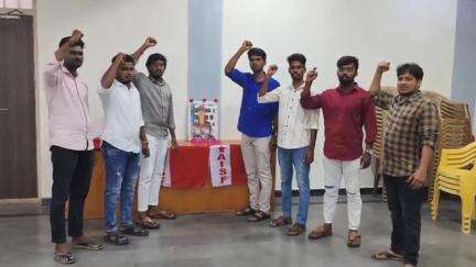 గుంటూరు: పాకిస్తాన్‌ యుద్ధంలో వీరమరణం పొందిన ఆర్మీ జవాన్ మురళి నాయక్ చిత్రపటానికి కొత్తపేటలో AISF నివాళి #Operationsindoor