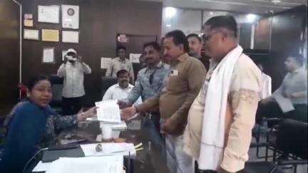 धुळे: सफाई कामगारांच्या दोन महिन्यांच्या थकित पगारासाठी मनपा आयुक्तांना देण्यात आलेली निवेदन