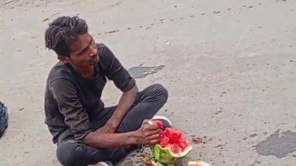 मऊरानीपुर: टहरौली में बस स्टैण्ड पर तरबूज काटने वाले शराबी ने किया हंगामा, राहगीर हुए परेशान