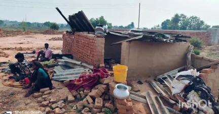 मरकच्चो: बेरहवा जंगल के पास महुआटांड गांव में हाथियों ने झोपड़ियों और दीवारों को तोड़ा, अनाज भी खाया