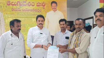 తణుకు: క్యాంపు కార్యాలయంలో సీఎం రిలీఫ్ ఫండ్ చెక్కులను లబ్ధిదారులకు అందజేసిన ఎమ్మెల్యే రాధాకృష్ణ