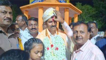 ಕುಷ್ಟಗಿ: ಆಪರೇಷನ್ ಸಿಂಧೂರ ಯುದ್ಧದ ಕಾರ್ಮೋಡದ ಹಿನ್ನೆಲೆ ರಜೆಯ ಮೇಲಿದ್ದ ಕುಷ್ಟಗಿ ಪಟ್ಟಣದ ಸೈನಿಕನಿಗೆ ಸಿಹಿತಿನ್ನಿಸಿ ಬಿಳ್ಕೋಡಿಗೆ #OperationSindoor