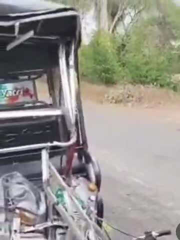 घाटमपुर: घाटमपुर में ई-रिक्शा चालक और डंपर की टक्कर, ई-रिक्शा चालक को भर्ती किया गया, डंपर चालक को गिरफ्तार किया गया