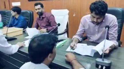 गोपालगंज: डीएम ने समाहरणालय सभा कक्ष में जनता दरबार का आयोजन किया