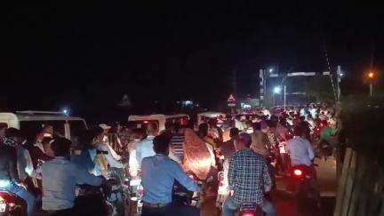 कालापीपल: कालापीपल रेलवे फाटक पर जाम, वाहनों की लंबी कतार, यातायात पुलिस की अनुपस्थिति से परेशानी