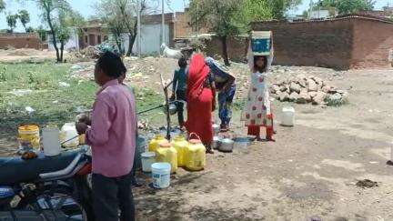छतरपुर: मोराहा में लोग पानी के लिए परेशान, दूर दूर से आकर पानी ले जाने के मजबूर समस्या के समाधान की की मांग
#jansamasya