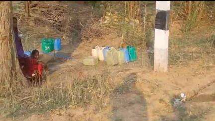 रोहतास: रोहतास प्रखंड के कई गांवों में जल संकट, महिलाएं-बच्चियां लाइन में भर रहीं पानी। #Jansamasya