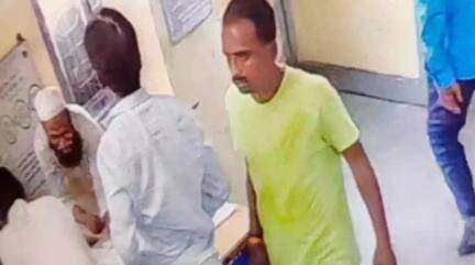 निरसा/चिरकुंडा: निरसा बाजार में एसबीआई बैंक के पास चार अपराधियों ने रिटायर्ड कर्मी से ₹20000 और अंगूठी छीनी