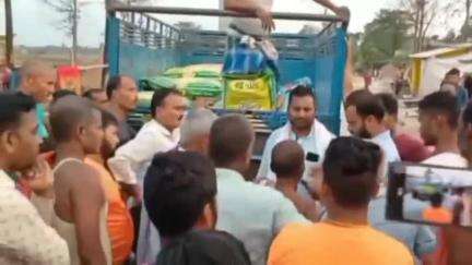 सकरा: रामपुरमनी गांव में आग लगने की घटना के बाद विधायक अशोक कुमार चौधरी ने पीड़ितों को राहत सामग्री दी