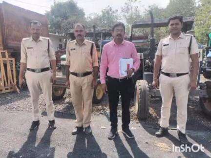 टिमरनी: अवैध खनिज उत्खनन और परिवहन में शामिल दो ट्रेक्टर ज़ब्त