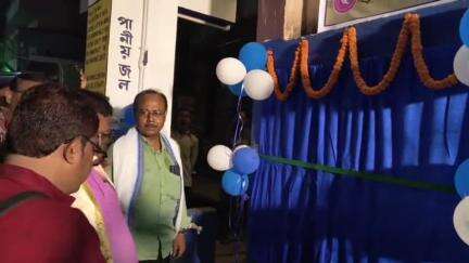 সিউড়ি ১: সিউড়ির রবীন্দ্রপল্লী সেবা ও সৎকার সমিতির পক্ষ থেকে বিধায়কের তহবিল থেকে তৈরি করা জল ট্যাঙ্কের উদ্বোধন করলেন বিধায়ক