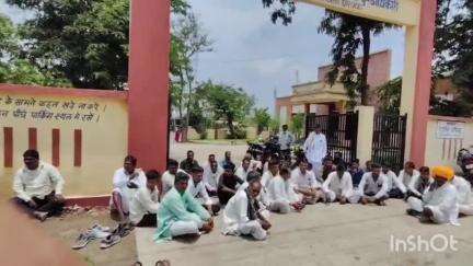बदनावर: लाइनमैन के हेल्पर की करंट लगने से मौत, आदिवासी समाज ने एसडीएम कार्यालय के बाहर धरना देकर आर्थिक सहायता और पेंशन की मांग की