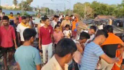 नाथनगर: नाथनगर में चलती ट्रेन से महिला गिरी, गंभीर हालत में मायागंज रेफर