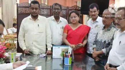 মঙলদৈ ভাগ: জিলা আয়ুক্তক কাৰ্যালয়ত সাক্ষাত কৰি নিৰ্বাচন প্ৰক্ৰিয়া সূচাৰুৰূপে অনুষ্ঠিত কৰিবলৈ জিলা কংগ্ৰেছৰ এটি সজাতি দলৰ আহবান