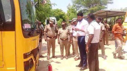 உளுந்தூர்பேட்டை: வட்டார போக்குவரத்து அலுவலகத்தில் தனியார் பள்ளி வாகனங்களில் துணை ஆட்சியர் ஆனந்த் குமார் சிங் ஆய்வு