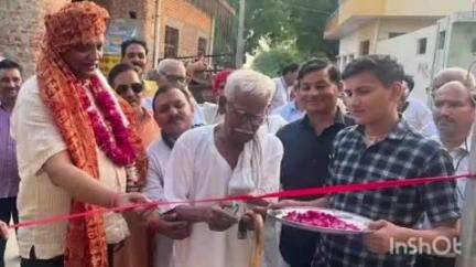 एत्मादपुर: गांव नगला धीर में विधायक ने नवनिर्मित सीसी सड़क का किया लोकार्पण