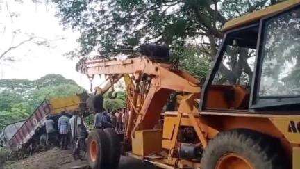 వెల్ల లాకుల సమీపంలో కాలువలోకి దూసుకెళ్లిన లారీని వెలికి తీసిన సహాయక సిబ్బంది, నీటి పాలైన ధాన్యం