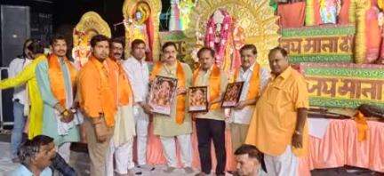 विशाल मां भगवती जागरण मुख्य अतिथि प्रफुल्ल महाराज जी को मां भगवती की प्रतिमा देकर सम्मानित किया गया