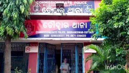 ଚୌଦ୍ବାର: ବେଆଇନ ହାତରନ୍ଧା ଦେଶୀମଦ ବିକ୍ରି ଓ ଚାଲାଣ କରିବା ଅଭିଯୋଗରେ ଚୌଦ୍ୱାର ପୁଲିସ ଶୁକ୍ରବାର ଅଭିଯୁକ୍ତଙ୍କୁ ଗିରଫକରି ଅଦାଲତ ପଠାଇଛି।