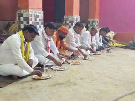 संदेश: महुली बुजुर्ग में आयोजित महायज्ञ के भंडारे में पहुंचे भाजपा नेता