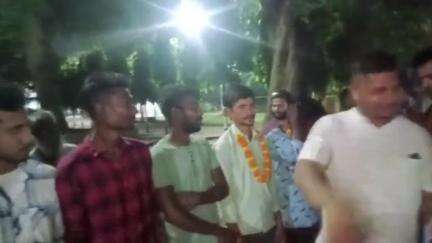 সিউড়ি ১: সিউড়ির সংশোধনাগার থেকে তৃণমূল কর্মীরা ছাড়া পেতেই, তাদেরকে সংবর্ধনা দেয়া হলো দু'নম্বর ব্লক তৃণমূল কংগ্রেসের পক্ষ থেকে