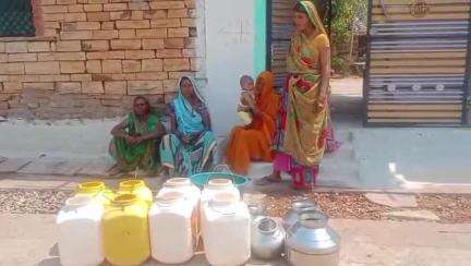 पन्ना: पन्ना के वार्ड 26 की आदिवासी बस्ती में पानी के लिए हाहाकार, महिलाओं ने कलेक्टर को सौंपा ज्ञापन,#jansamasya