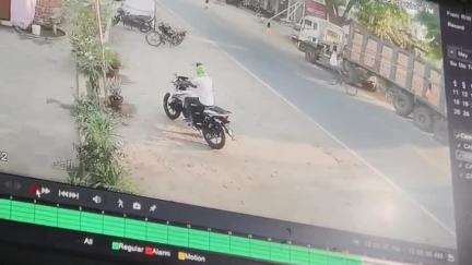 लहरपुर: लहरपुर नगर क्षेत्र के तहसील मार्ग लाल कमल ढाबा पर खाना खाने गए युवक की बाइक चोरी, घटना सीसीटीवी कैमरे में कैद हुई