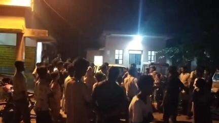আউশগ্রাম ১: পারিবারিক অশান্তির জেরে কীটনাশক খেয়ে আত্মহত্যার চেষ্টা যুবকের, তাকে চিকিৎসার জন্য আনা হল গুসকরা স্বাস্থ্যকেন্দ্রে