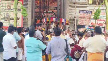 திண்டுக்கல் கிழக்கு: அபிராமி அம்மன் திருக்கோவில் சித்திரை திருவிழா 60 அடி உயரம் கொண்ட தேரோட்டம் ஆயிரக்கணக்கான பக்தர்கள் வடம் பிடித்து தேரை இழுத்துச் சென்றனர்