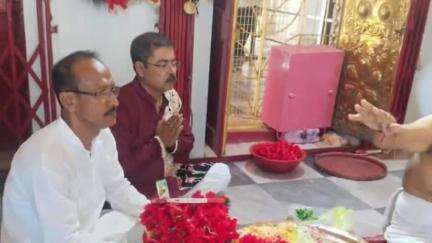 বহরমপুর: জঙ্গি হামলার পর ভারত পাকিস্তানকে জবাব দেওয়ার জন্য বিষ্ণুপুর কালীবাড়িতে পুজো দিলেন জেলা BJP-র সভাপতি