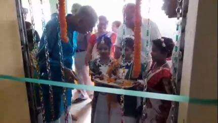 মন্তেশ্বর: আমাদপুরে ২৫ শে বৈশাখ উপলক্ষে একটি স্কুলে কম্পিউটার ক্লাসরুমে শুভ উদ্বোধনীতে উপস্থিত মেমারির বিধায়ক