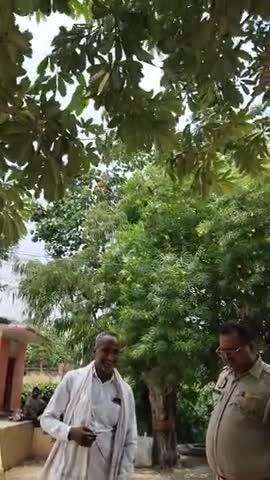 पूर्व DGP के निजी सचिव पुलिस ले कर पहुचे बलिया आरोपी के घर