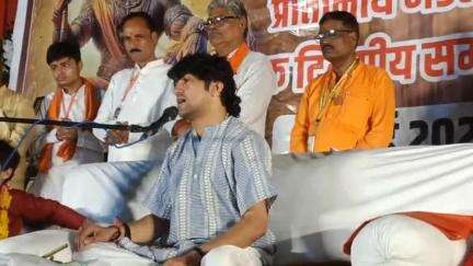 छतरपुर नगर: भीषण गर्मी में महिला की आस्था देख छतरपुर में धीरेंद्र शास्त्री बोले- 'अद्भुत है ये समर्पण'