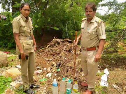 ಲಿಂಗಸೂರು: ಲಿಂಗಸುಗೂರು: ಈಚನಾಳದಲ್ಲಿ ಅಬಕಾರಿ ಅಧಿಕಾರಿಗಳ ದಿಢೀರ್ ದಾಳಿ; ಮೂರು ಪ್ರತ್ಯೇಕ ಕಡೆ ಕೇಸ್ ದಾಖಲು