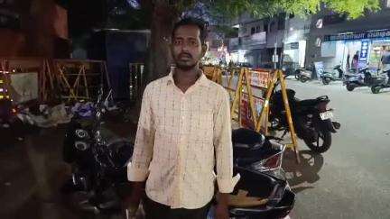 திருப்பத்தூர்: திருப்பத்தூர் அரசு மருத்துவமனை பல் டாக்டர் காட்டுமிராண்டித்தனமாக பல்லை சுத்தியால் அடித்து பிடுங்கினார் என திருப்பத்தூர் நகர காவல் நிலையத்தில் புகார்