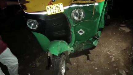 सागर नगर: इमानुएल स्कूल के पास ऑटो पेड़ से टकराया, तीन युवक घायल