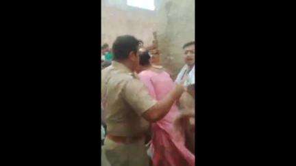 बड़ौत: शबगा में बंद गली में दरवाजा लगाने पर 2 पक्षों में विवाद, पुलिस से नोकझोंक व हाथापाई का वीडियो वायरल