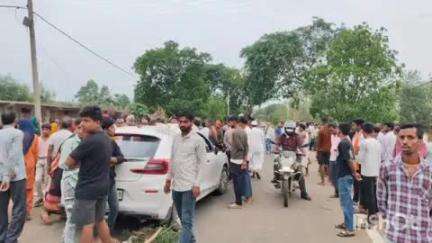 मेराल: मेराल थाना क्षेत्र के गोंदा गांव के पास कार-बाइक टक्कर में दो सगे भाइयों की मौत, एक घायल