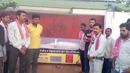 मृतक मजदूर हर्ष यादव के पार्थिव देह ला धरके ओखर परिवार बैठ हे आंदोलन में
छत्तीसगढ़िया क्रान्ति सेना कहां मुआवजा कंपनी क